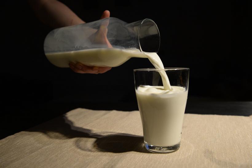 Românii beau lapte puțin și scump