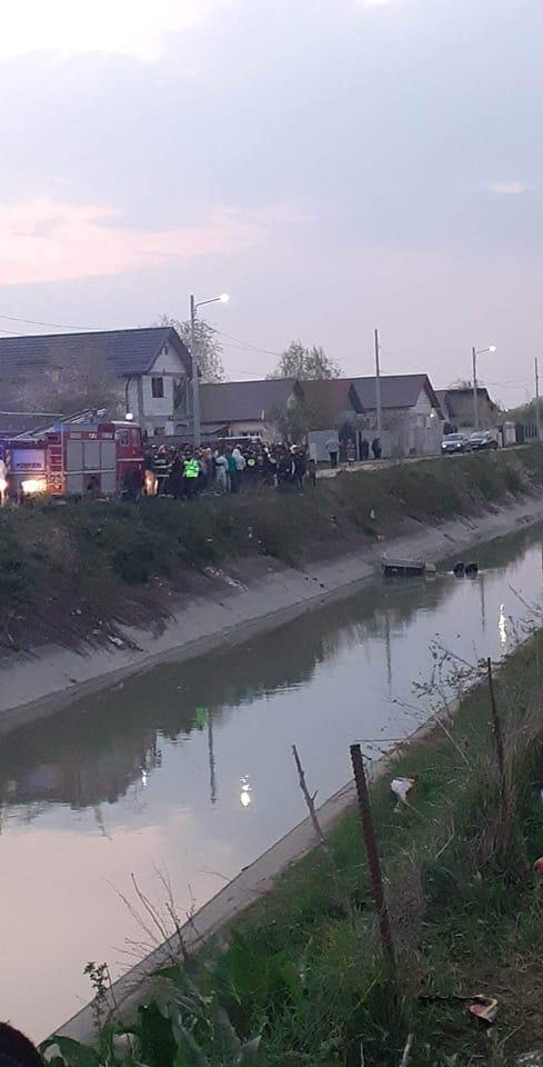 Un tânăr de 23 de ani a murit de Florii după ce a căzut cu un motocultor într-un canal cu apă