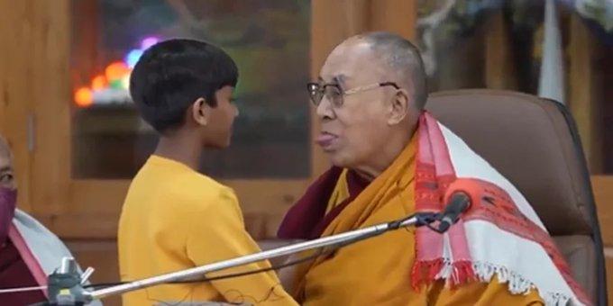 Dalai Lama, implicat într-un scandal îngrozitor. Își cere scuze după ce a fost filmat când sărută pe gură un băiat  18833867