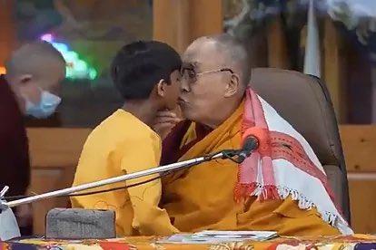 Dalai Lama, implicat într-un scandal îngrozitor. Își cere scuze după ce a fost filmat când sărută pe gură un băiat 