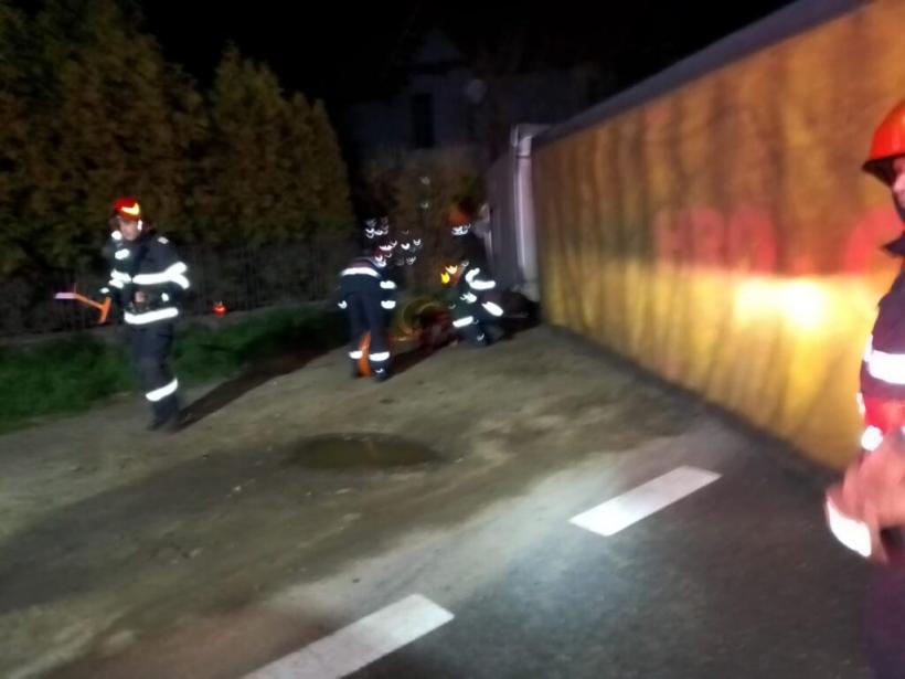 Șofer bulgar mort pe Valea Oltului, după ce a intrat cu tirul într-un cap de pod