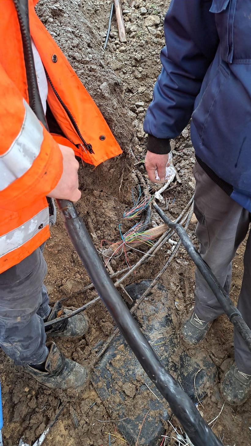 Doreii în acțiune! Angajaţii unei primării au secționat cablurile de semnalizare feroviară  18834145