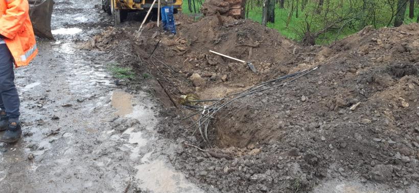 Doreii în acțiune! Angajaţii unei primării au secționat cablurile de semnalizare feroviară  18834146