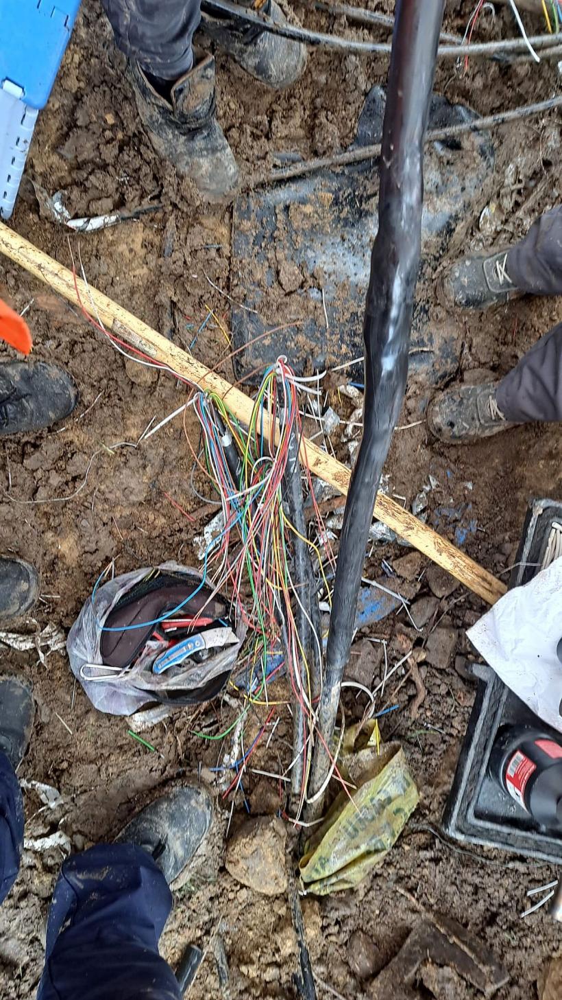 Doreii în acțiune! Angajaţii unei primării au secționat cablurile de semnalizare feroviară  18834152