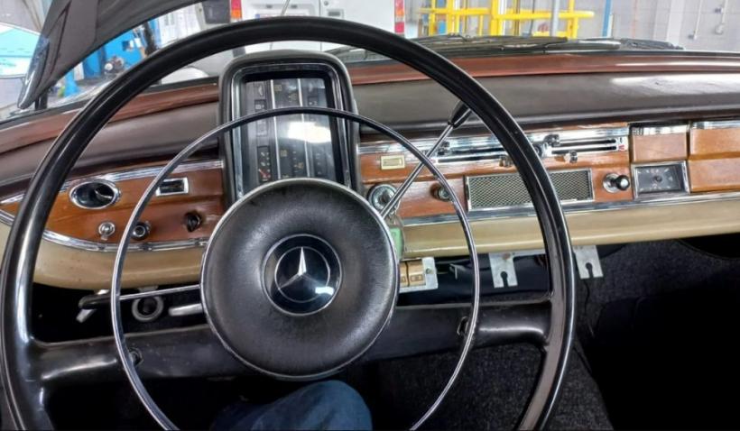 O mașină care i-a aparținut lui Nicolae Ceaușescu așteaptă ITP-ul pentru a fi pusă în circulație 18834049