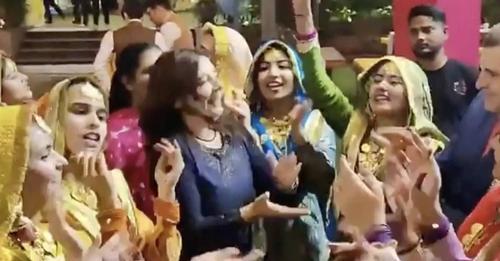 Dans viral cu ambasadoarea României la New Delhi: A &quot;rupt&quot; scena la o sărbătoare tradițională indiană
