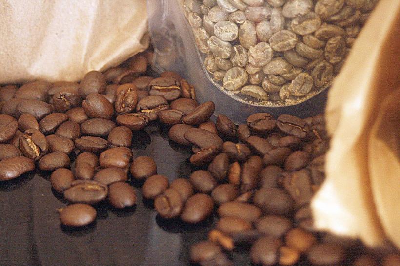 Pe etichetă-i vopsit gardul, înăuntru-i leopardul (2)  18834506