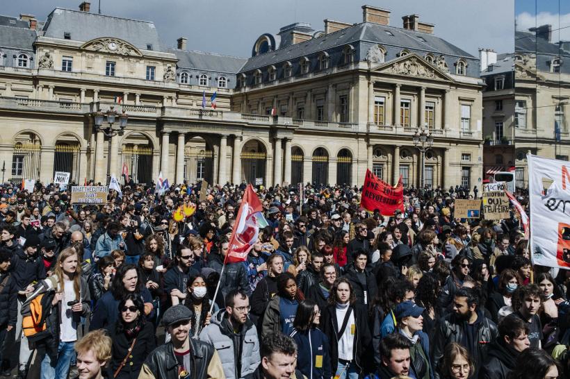Mii de oameni în stradă! Consiliul Constituţional din Franţa a aprobat creşterea vârstei de pensionare