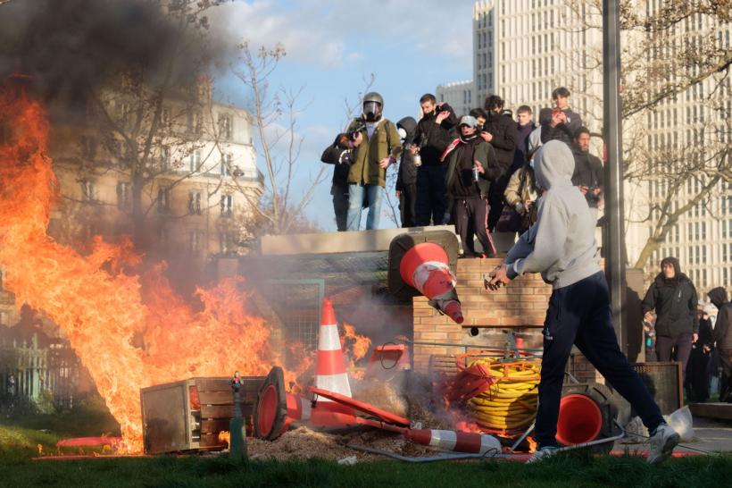 Zeci de protestatari, reţinuţi în Franţa în urma confruntărilor cu forţele de ordine 18834560