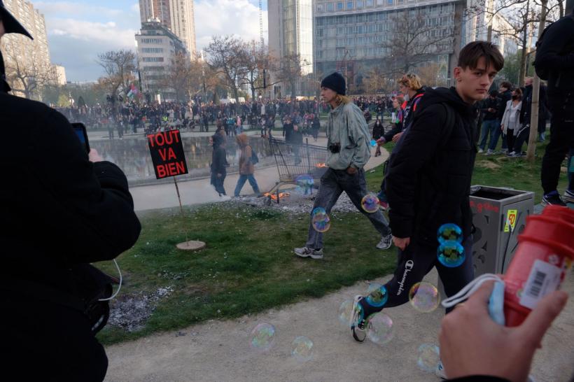 Zeci de protestatari, reţinuţi în Franţa în urma confruntărilor cu forţele de ordine 18834561