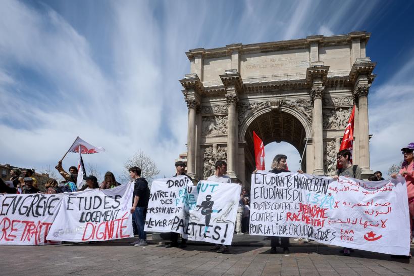Zeci de protestatari, reţinuţi în Franţa în urma confruntărilor cu forţele de ordine 18834562
