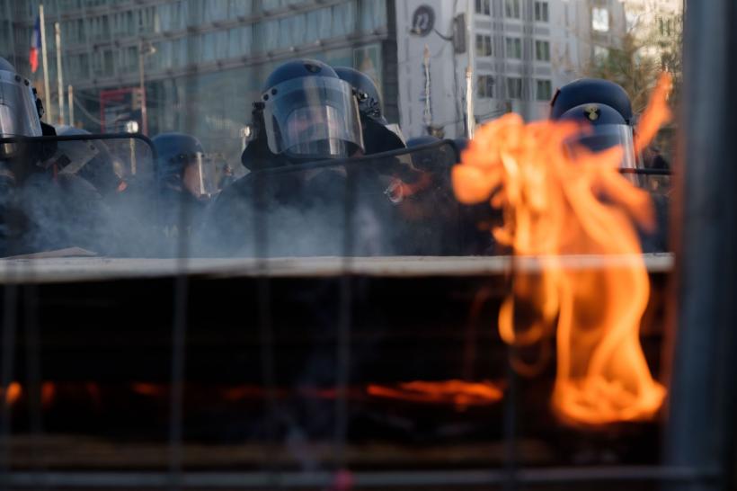 Zeci de protestatari, reţinuţi în Franţa în urma confruntărilor cu forţele de ordine 18834563