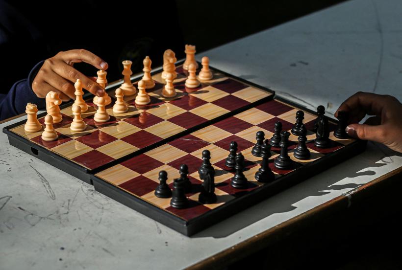 Înșelăciune inedită în Kenya. Un tânăr s-a deghizat în femeie pentru a participa la un turneu de șah