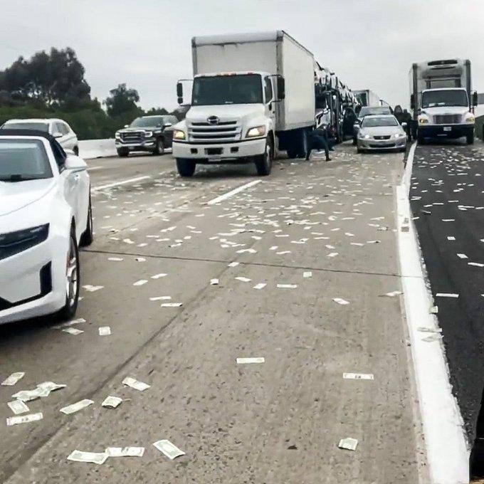 Haos pe o autostradă din SUA, după ce un bărbat a aruncat 200.000 de dolari pe geamul mașinii