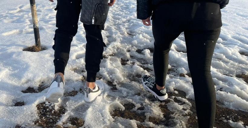 Tineri pe munte „în colanți și cu glezna goală”. Găsiți aproape înghețați și îmbrățișați 18834835