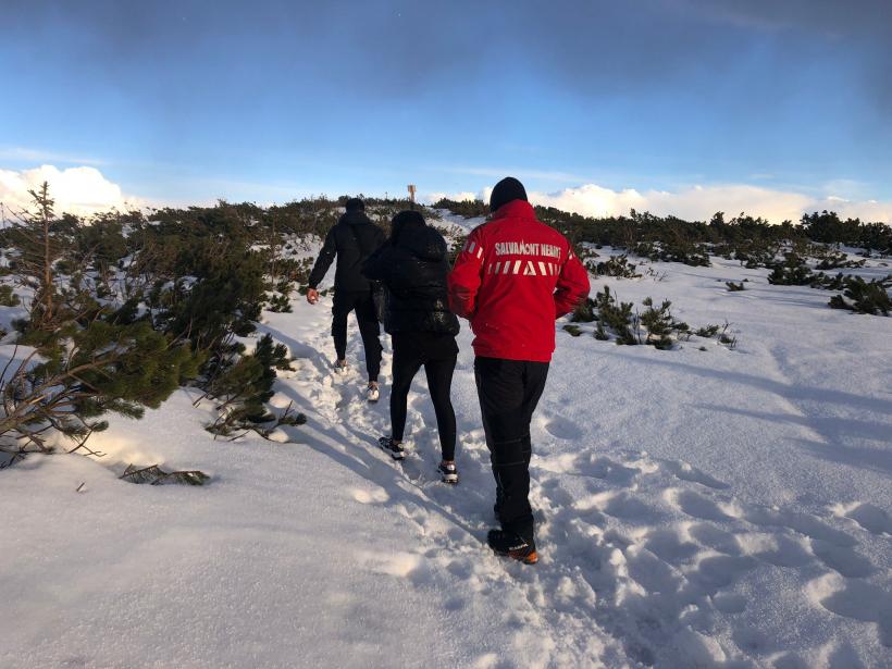 Tineri pe munte „în colanți și cu glezna goală”. Găsiți aproape înghețați și îmbrățișați 18834836