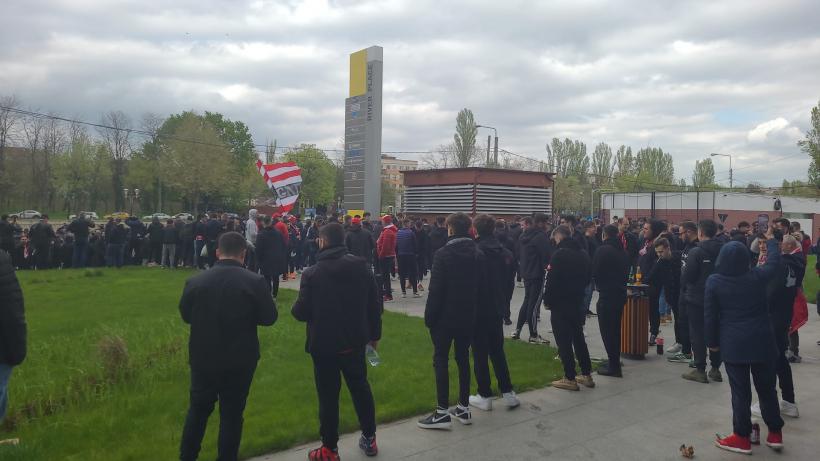 Scandal în fața Stadionului Ghencea. Ultrașii s-au luat la bătaie înainte de Steaua - Dinamo. Mai mulți suporteri au fost reținuți 18835175