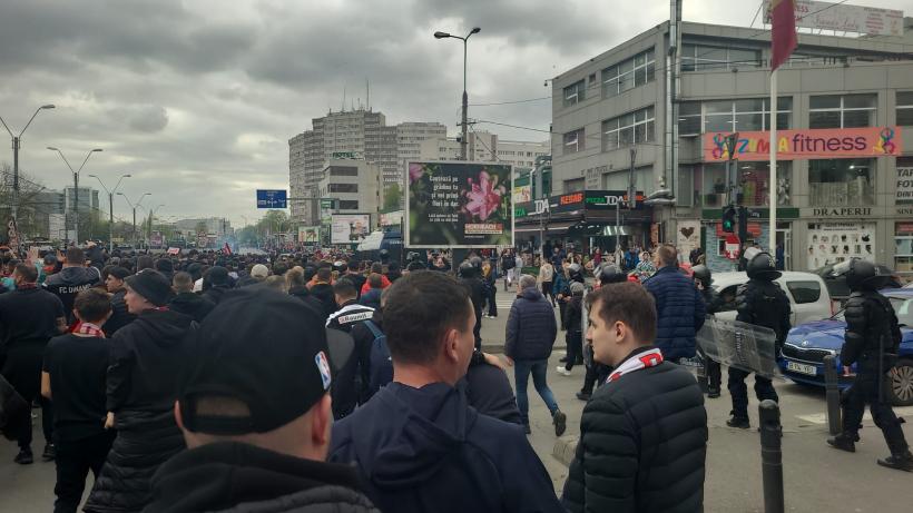 Scandal în fața Stadionului Ghencea. Ultrașii s-au luat la bătaie înainte de Steaua - Dinamo. Mai mulți suporteri au fost reținuți 18835181