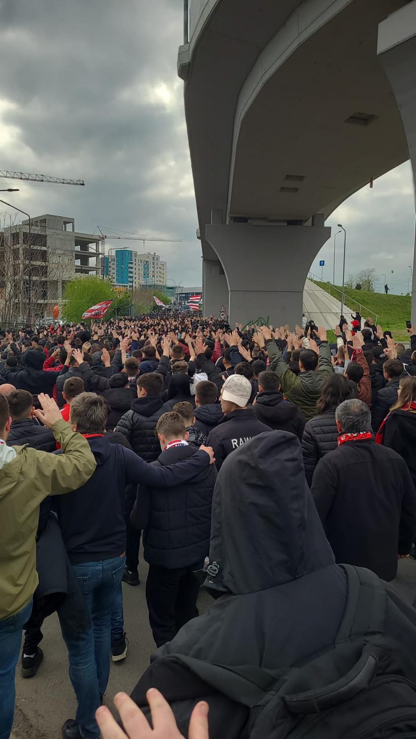 Scandal în fața Stadionului Ghencea. Ultrașii s-au luat la bătaie înainte de Steaua - Dinamo. Mai mulți suporteri au fost reținuți 18835182