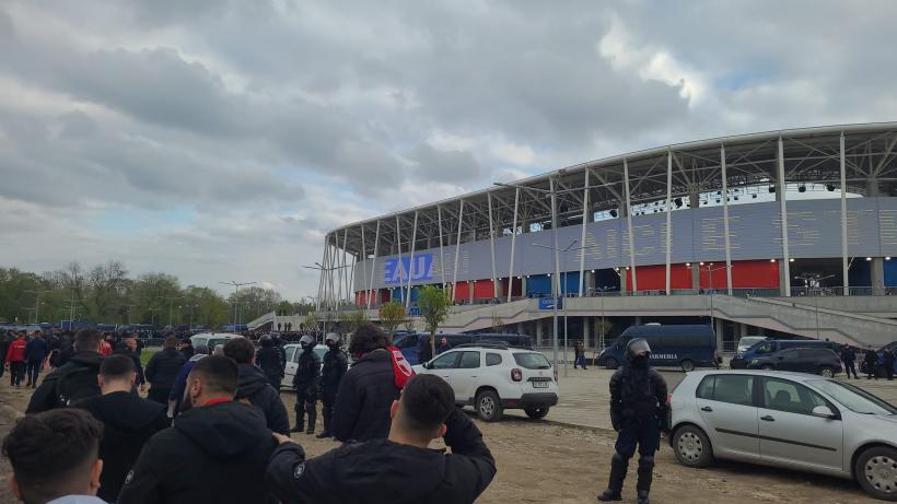 Scandal în fața Stadionului Ghencea. Ultrașii s-au luat la bătaie înainte de Steaua - Dinamo. Mai mulți suporteri au fost reținuți 18835196