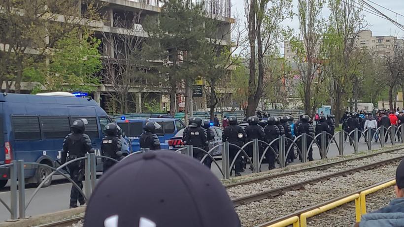 Scandal în fața Stadionului Ghencea. Ultrașii s-au luat la bătaie înainte de Steaua - Dinamo. Mai mulți suporteri au fost reținuți 18835197