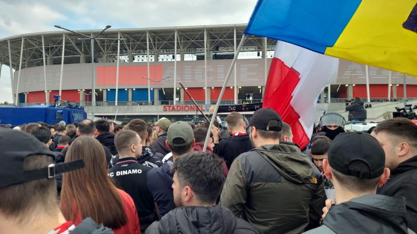 Scandal în fața Stadionului Ghencea. Ultrașii s-au luat la bătaie înainte de Steaua - Dinamo. Mai mulți suporteri au fost reținuți 18835198