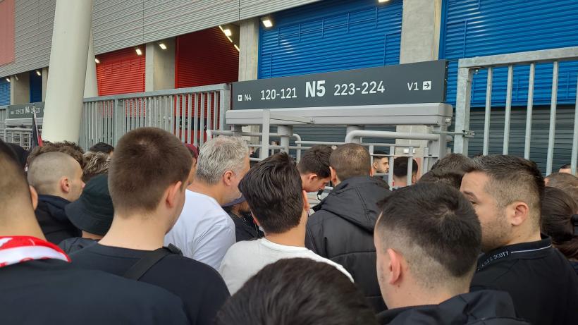 Scandal în fața Stadionului Ghencea. Ultrașii s-au luat la bătaie înainte de Steaua - Dinamo. Mai mulți suporteri au fost reținuți 18835207