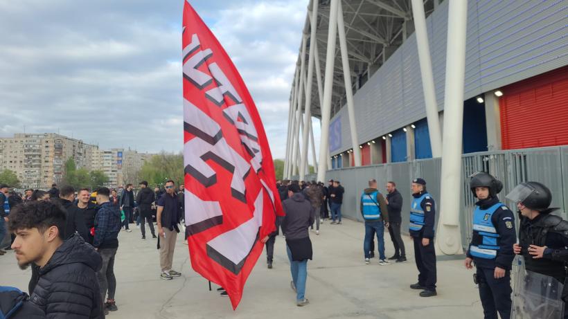 Scandal în fața Stadionului Ghencea. Ultrașii s-au luat la bătaie înainte de Steaua - Dinamo. Mai mulți suporteri au fost reținuți 18835209
