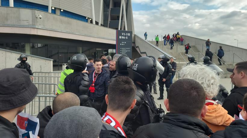 Scandal în fața Stadionului Ghencea. Ultrașii s-au luat la bătaie înainte de Steaua - Dinamo. Mai mulți suporteri au fost reținuți 18835210