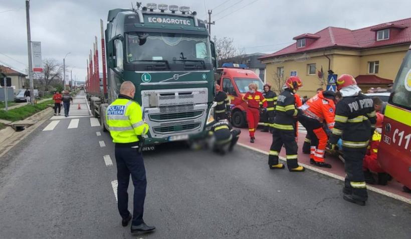 Accident CUMPLIT la Iași. Un tată cu doi copii au fost loviți pe trecerea de pietoni. Un băiețel a murit pe loc