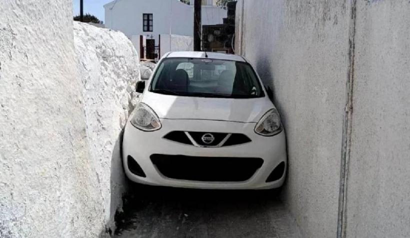 Întâmplare inedită pe insula Santorini. Un turist a rămas blocat cu mașina între ziduri