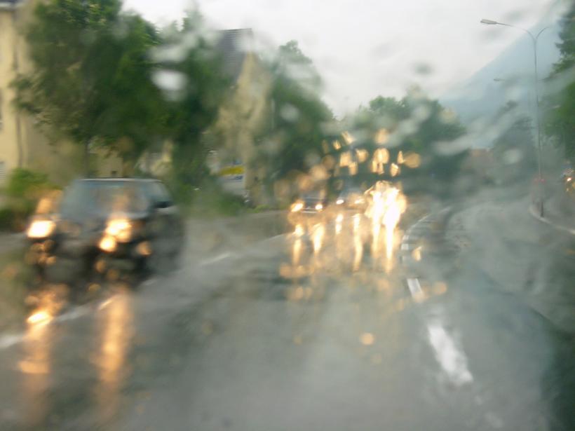 Plouă pe mai multe drumuri din 4 județe, pe Autostrda Soarelui și pe A4