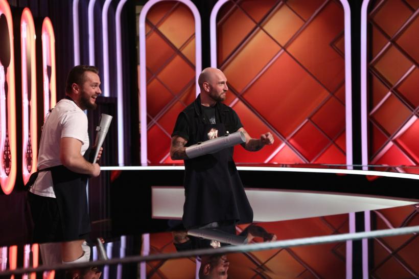 Chef Florin Dumitrescu i-a oferit aseară cuțitul de aur lui Laurențiu Neamțu, românul care a gătit pentru Céline Dion și Michael Jordan. ​​​​​​​Chefi la cuțite, lider de audiență cu ediția de ieri seară 18835505
