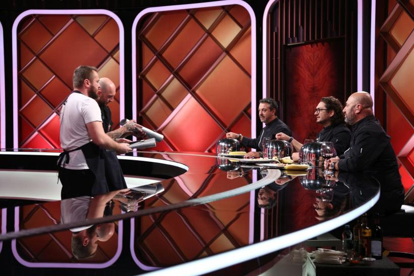 Chef Florin Dumitrescu i-a oferit aseară cuțitul de aur lui Laurențiu Neamțu, românul care a gătit pentru Céline Dion și Michael Jordan. ​​​​​​​Chefi la cuțite, lider de audiență cu ediția de ieri seară 18835506