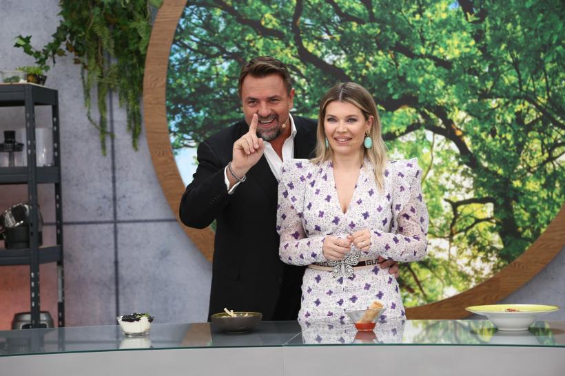 Chef Florin Dumitrescu i-a oferit aseară cuțitul de aur lui Laurențiu Neamțu, românul care a gătit pentru Céline Dion și Michael Jordan. ​​​​​​​Chefi la cuțite, lider de audiență cu ediția de ieri seară 18835509