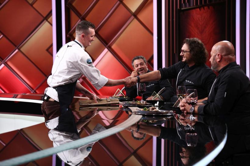 Chef Florin Dumitrescu i-a oferit aseară cuțitul de aur lui Laurențiu Neamțu, românul care a gătit pentru Céline Dion și Michael Jordan. ​​​​​​​Chefi la cuțite, lider de audiență cu ediția de ieri seară