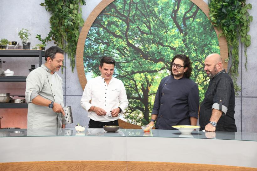 Chef Florin Dumitrescu i-a oferit aseară cuțitul de aur lui Laurențiu Neamțu, românul care a gătit pentru Céline Dion și Michael Jordan. ​​​​​​​Chefi la cuțite, lider de audiență cu ediția de ieri seară 18835515
