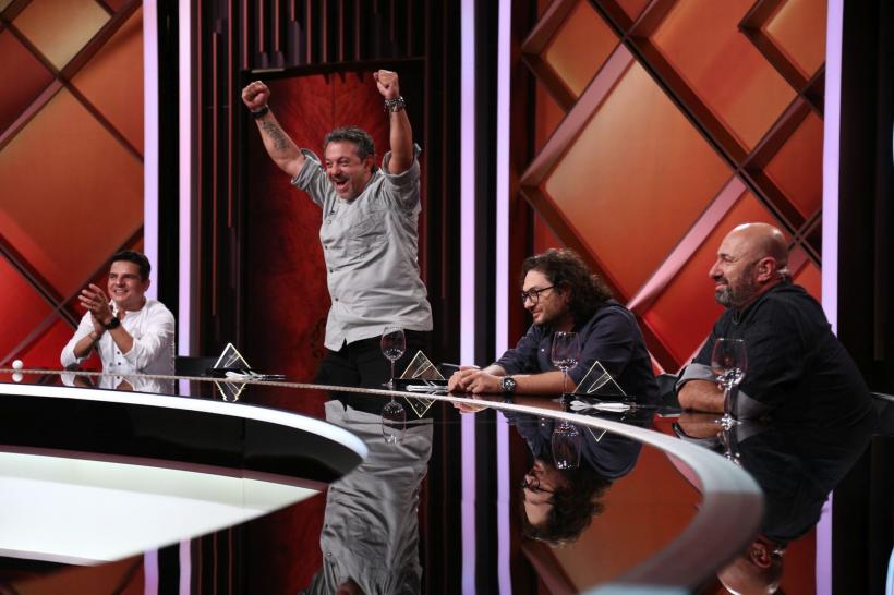 Chef Florin Dumitrescu i-a oferit aseară cuțitul de aur lui Laurențiu Neamțu, românul care a gătit pentru Céline Dion și Michael Jordan. ​​​​​​​Chefi la cuțite, lider de audiență cu ediția de ieri seară 18835516