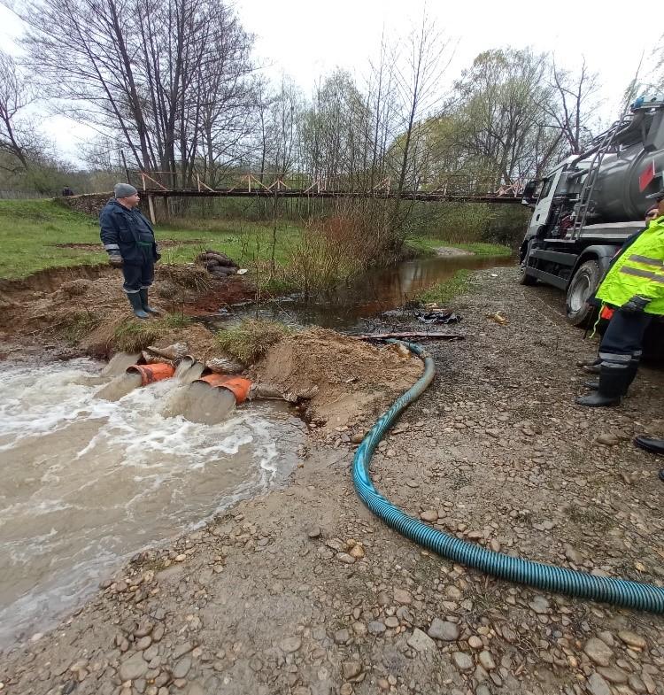 Poluarea cu țiței pe râul Lopatna 18835636