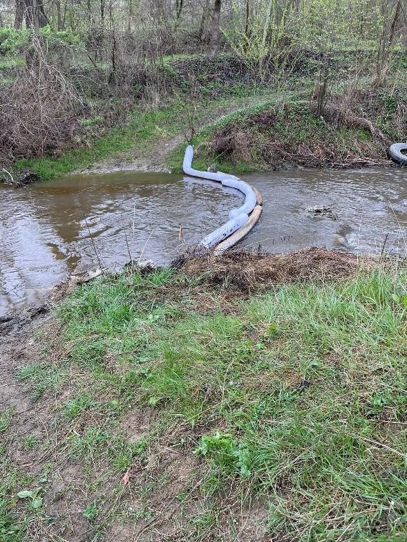 Poluarea cu țiței pe râul Lopatna 18835637