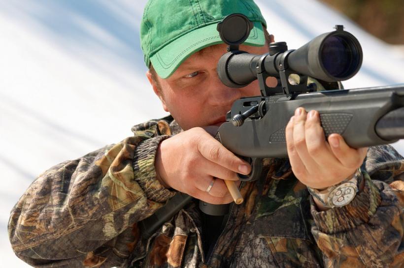 Vânătorii primesc dreptul să folosească lunete cu infraroșu