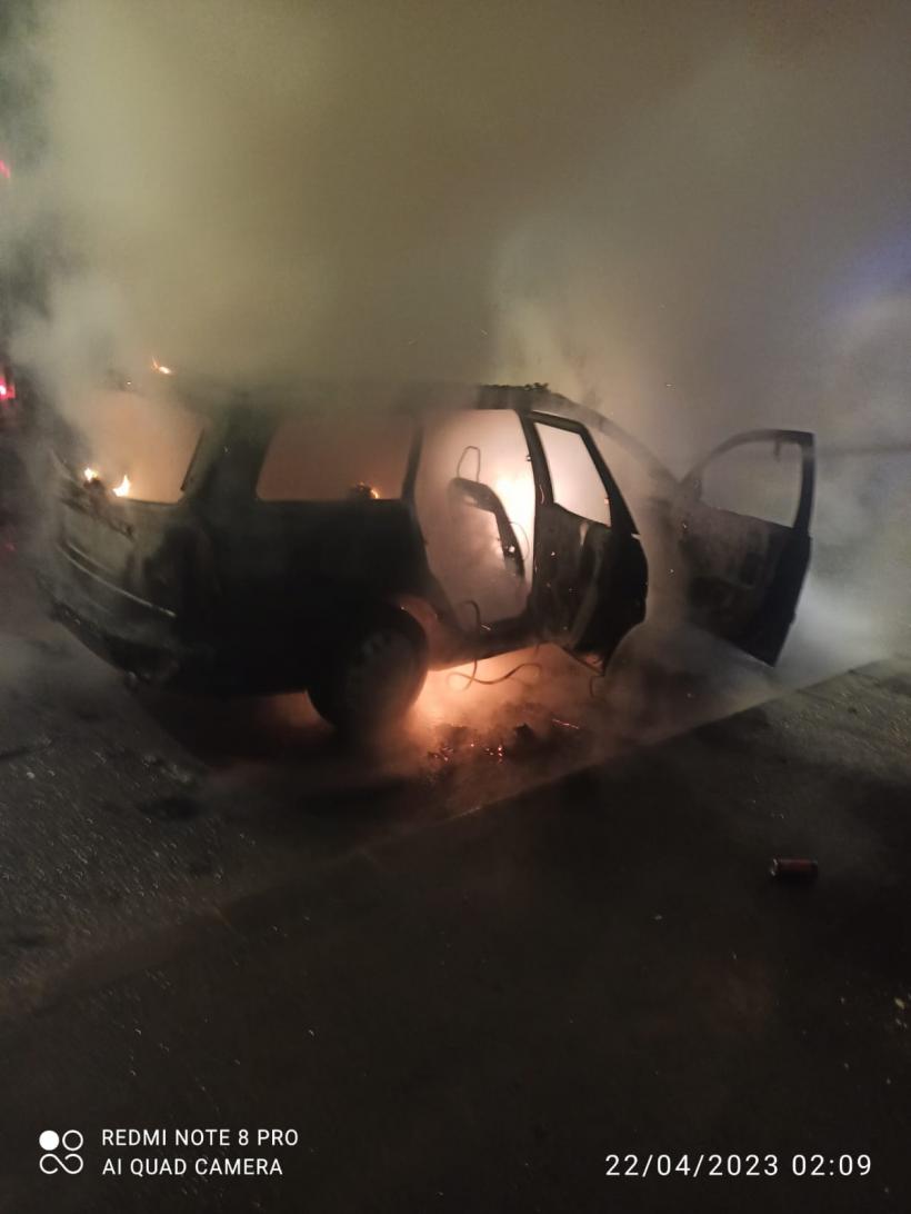 O mașină a luat foc și a ars ca o torță, pe o stradă din Tulcea 18835822