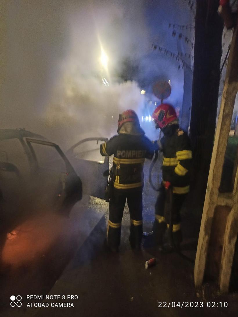 O mașină a luat foc și a ars ca o torță, pe o stradă din Tulcea