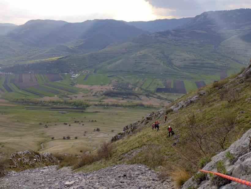 Doi tineri au rămas blocați în peretele stâncos al Pietrei Secuiului 18835888