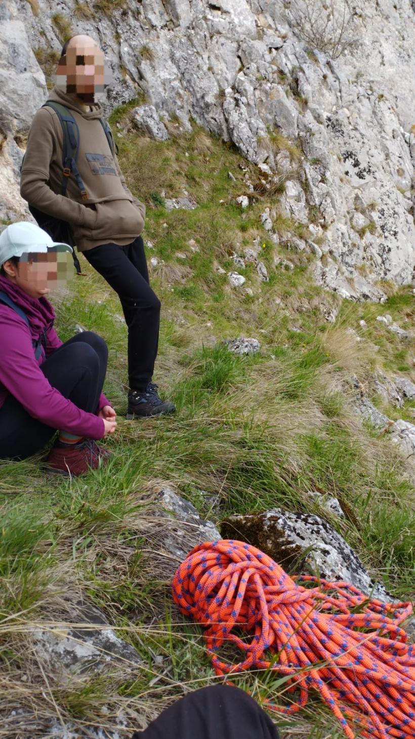 Doi tineri au rămas blocați în peretele stâncos al Pietrei Secuiului 18835889