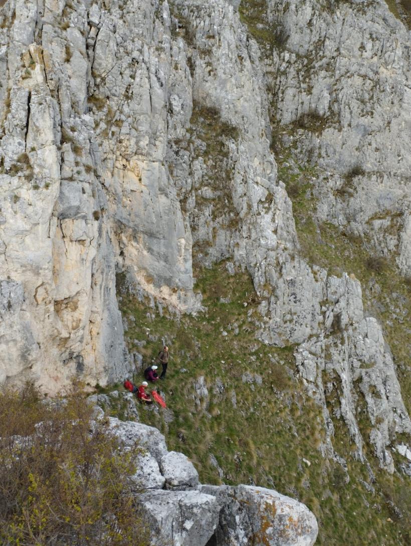 Doi tineri au rămas blocați în peretele stâncos al Pietrei Secuiului 18835890