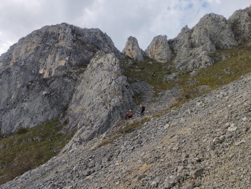 Doi tineri au rămas blocați în peretele stâncos al Pietrei Secuiului 18835892