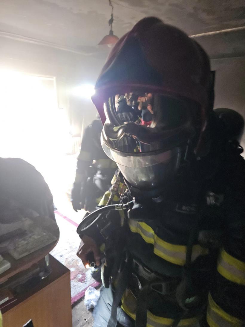 Incendiu violent la Vaslui: pompierii au găsit un bărbat de 50 de ani, căzut și confuz, cu părut ars  18836029