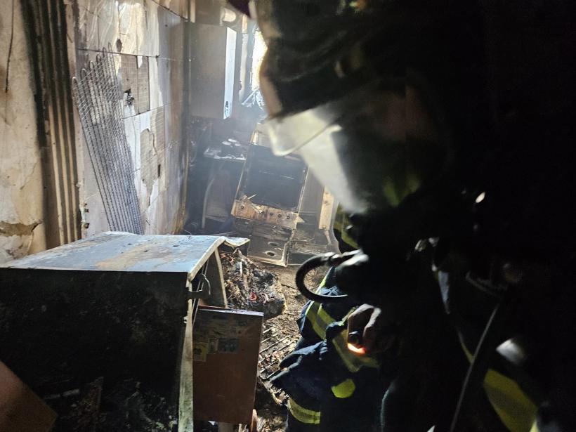 Incendiu violent la Vaslui: pompierii au găsit un bărbat de 50 de ani, căzut și confuz, cu părut ars  18836030