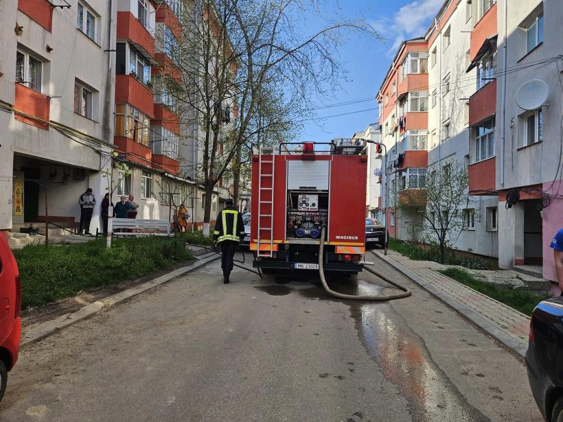 Incendiu violent la Vaslui: pompierii au găsit un bărbat de 50 de ani, căzut și confuz, cu părut ars  18836031